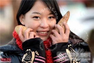 <em>地瓜</em>妹妹冒严寒卖<em>地瓜</em>为<em>哥哥</em>赚救命钱(1)