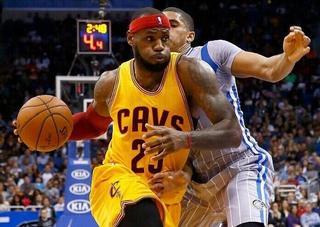 詹姆斯被喷垃圾话曝光:被对手怒骂假摔王!