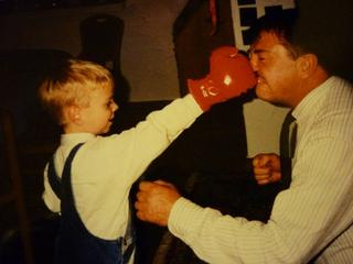 给男友面子:<em>穿短裤</em>露<em>膝盖</em>淤青(1)