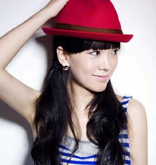 中南大学女神老师孔玮迷倒一片男生 身材凹凸