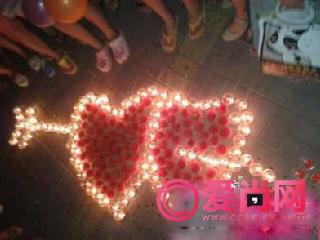 深圳中学生男男恋开花结果 当众求婚KISS雷倒