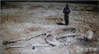 新疆发现巨人墓葬 尸骨超2米(12)