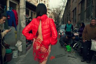 性感女模现身农户 裸大腿放鞭炮 你只看了冰山一角!