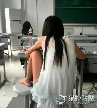 女生宿舍惊人一幕:室友这姿势