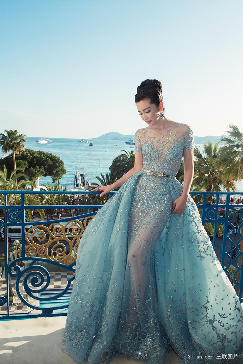 女星戛纳斗艳:李冰冰走红毯屡被保安催后黑脸