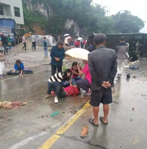湖南一旅游大巴侧翻 载50余名乘客致6人死亡