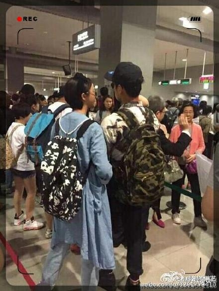 袁弘晒与张歆艺甜蜜牵手照 自嘲恋情不被看好