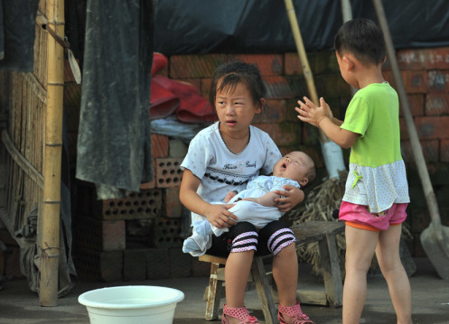 <em>民工</em>二代<em>子女</em>情况堪忧:无户口没学上靠偷窃为