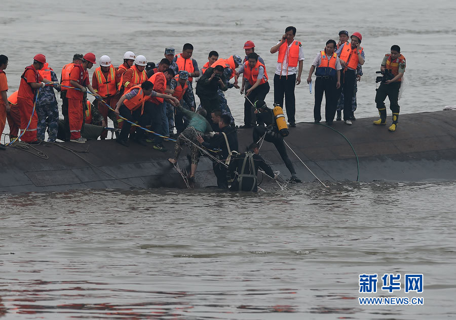 东方之星 客船翻沉事故成功救起一人高清图片