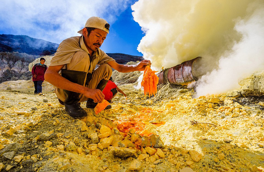 tarro)用相机记录下在印度尼西亚火山口硫磺矿工真实的工作画面