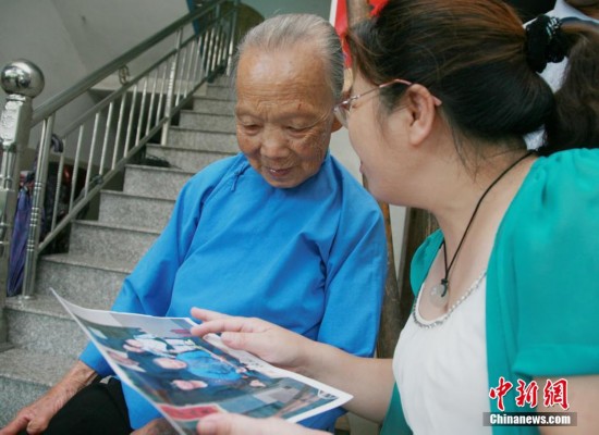 十<em>兄妹</em>年龄相加<em>863</em>岁 98岁老人还能揉面包饺