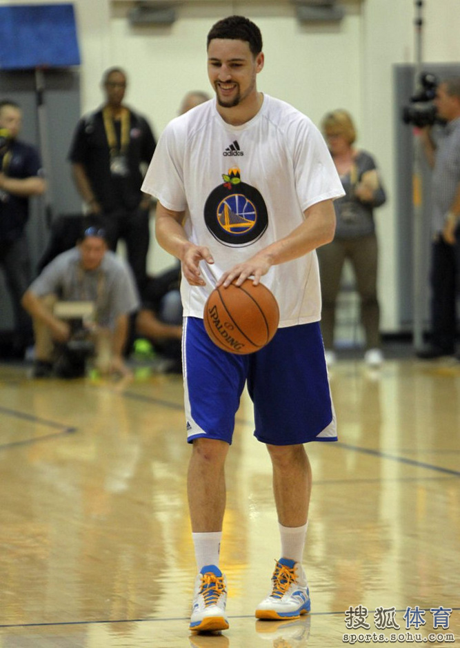 库里备战运球找对抗 汤普森终于展笑颜(3)