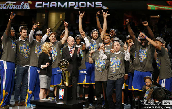 NBA-勇士4-2骑士时隔40年夺总冠军 库里意外