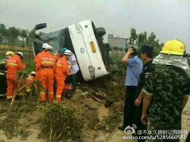 一辆接送中考师生的大客车发生翻车事故