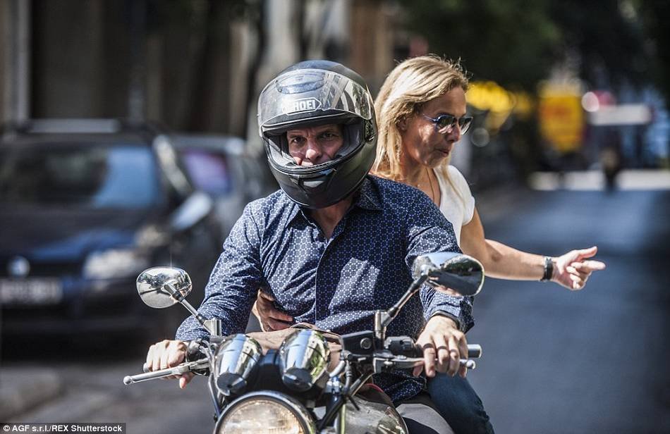 希臘財長辭職後騎摩托去喝酒國民在銀行排隊