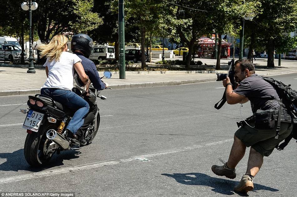 希臘財長辭職後騎摩托去喝酒國民在銀行排隊