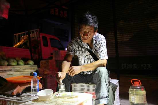 跟拍瓜贩子老王的秘密 生活艰辛|图