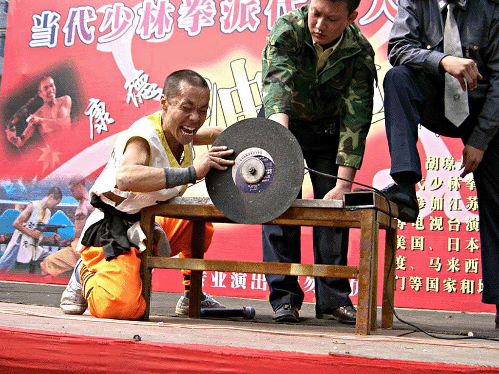 民间硬气功:农民练"吊死功"惊人