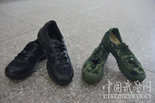 武警新式黑色作训鞋列装 解放胶鞋 将退役