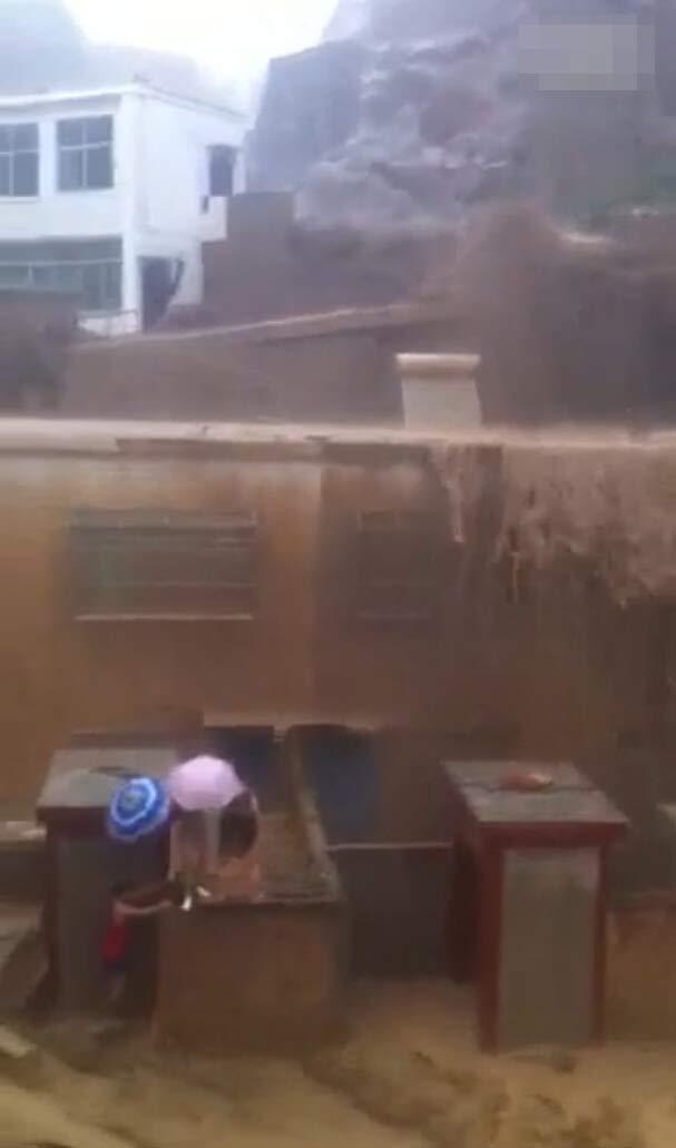 陕西榆林突降暴雨 1名90后女护士被冲走遇难