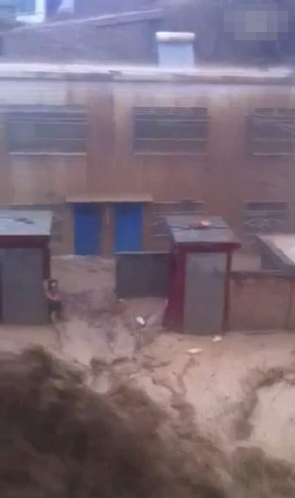 陕西榆林突降暴雨 1名90后女护士被冲走遇难