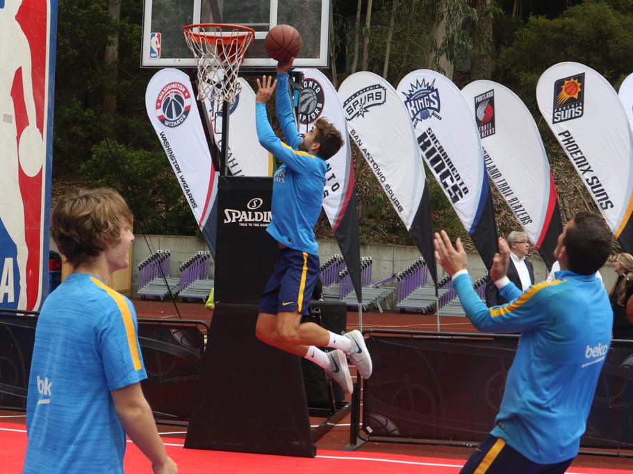 巴萨合影NBA总冠军 小白秀三分皮克练扣篮(1