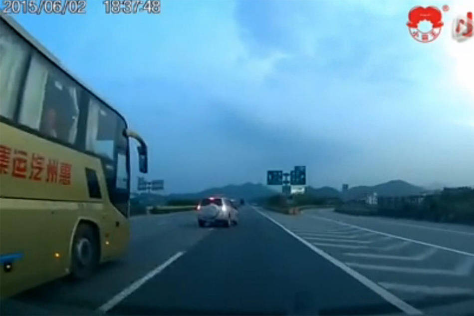 下一秒 这车将被撞飞