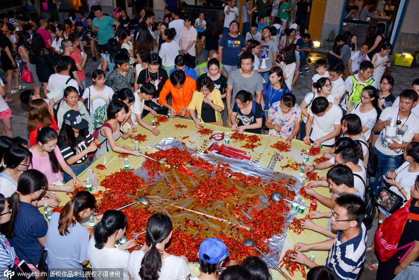 长沙举办虾闹节 挖掘机现场炒虾制作龙虾宴(1