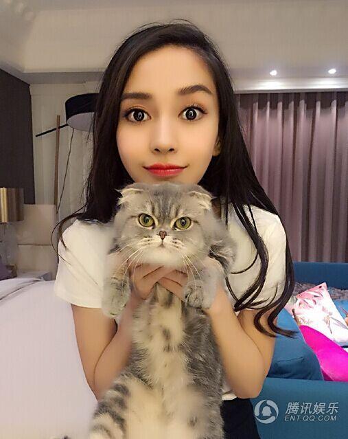  Baby晒 与爱猫 合照  眼神闪烁秒变喵星人