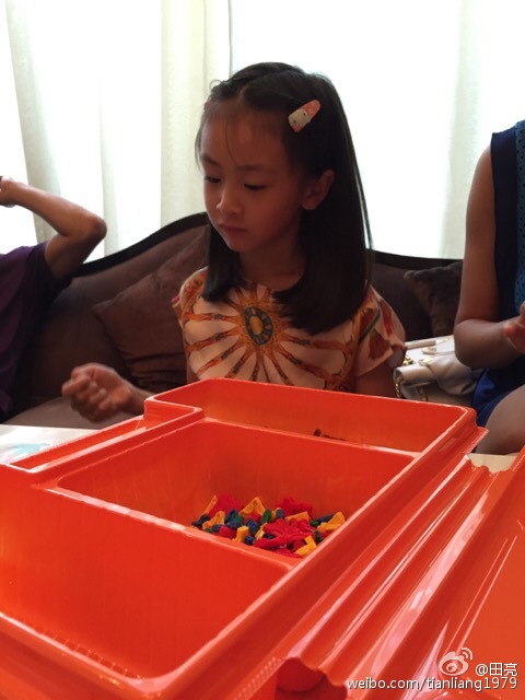 森碟搭积木表情专注 披肩<em>长发</em>变身小<em>淑女</em>
