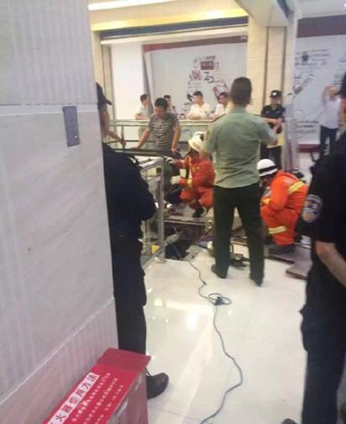 湖北电梯死者今火化 丈夫:用生命为全国人上了