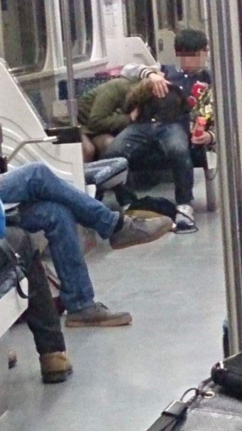台湾:情侣火车内大尺度亲热被曝光