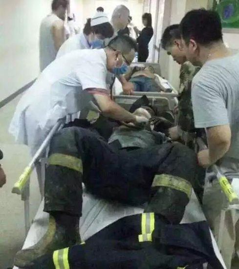 天津港爆炸:七八辆消防车被炸毁 6消防员遇难