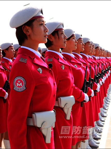 中国女兵:阅兵场上最靓丽的风景线