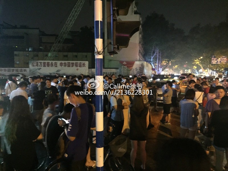 <em>南京路边炒饭</em>引百人聚集致堵塞 特警出动劝收