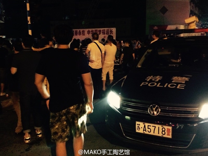 <em>南京路边炒饭</em>引百人聚集致堵塞 特警出动劝收