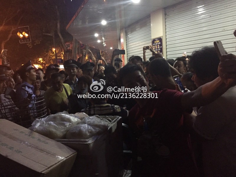 <em>南京路边炒饭</em>引百人聚集致堵塞 特警出动劝收