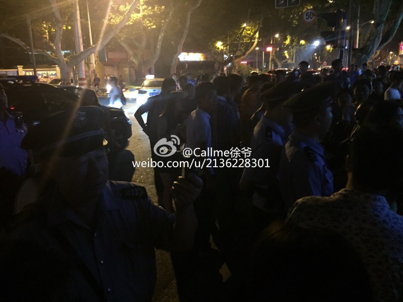 <em>南京路边炒饭</em>引百人聚集致堵塞 特警出动劝收