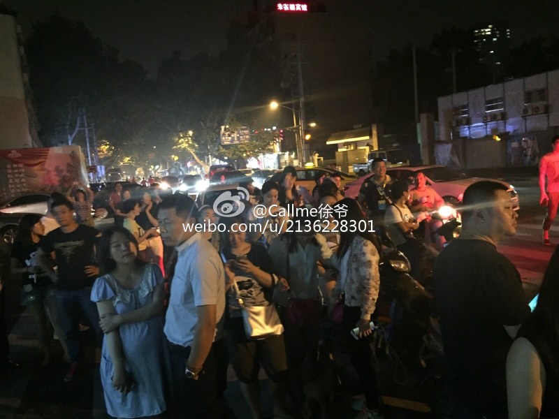 <em>南京路边炒饭</em>引百人聚集致堵塞 特警出动劝收