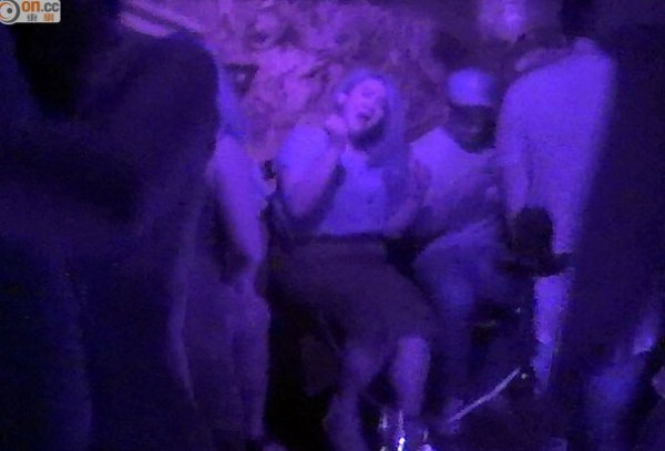  房祖名现身 夜店速闪 郑欣宜全程手舞足蹈