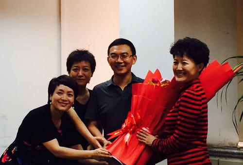 郎永淳获央视同事饯行 与多名女主播合影