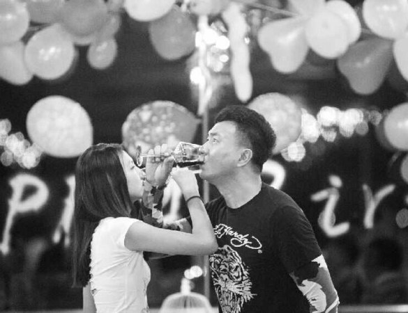 <em>胡军与</em>14岁<em>女儿亲吻</em>引争议 回应:您想多了吧!