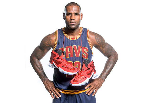 詹姆斯穿LeBron 13登SLAM杂志封面(3)