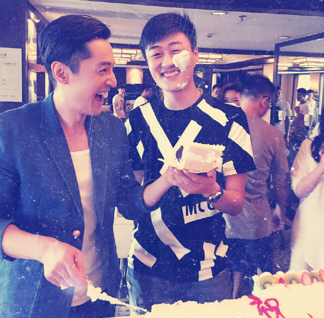 胡歌搞怪 卖萌 庆33岁 生日  刘涛刘亦菲送 祝福 