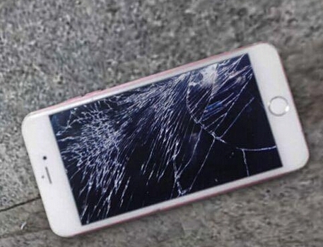 女子被男友要求装定位大打出手怒摔iPhone6s