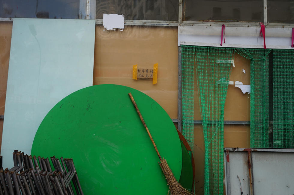  青岛天价虾 店铺 关停  门口贴牌闲人免进(1)