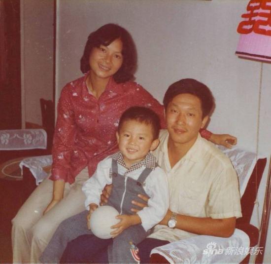 郑恺晒童年照萌翻喊话女友哥有车 曝明星童年