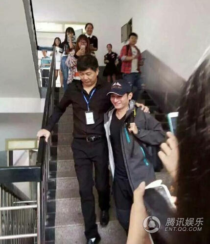 何炅老师也要参考 网友曝其参加主持人资格考试