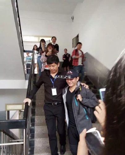 汪涵何炅谢娜等考主持人资格证 获众人簇拥