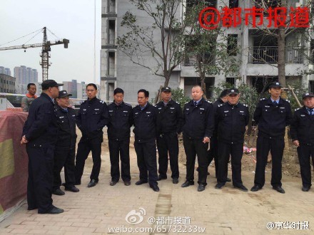  郑州楼盘着火 致2死 记者采访被打并遭警察带走